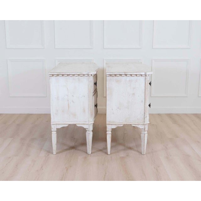 Pair of Italian Painted Neoclassical Commodes, 20th Century For Sale In Atlanta - Image 6 of 8
