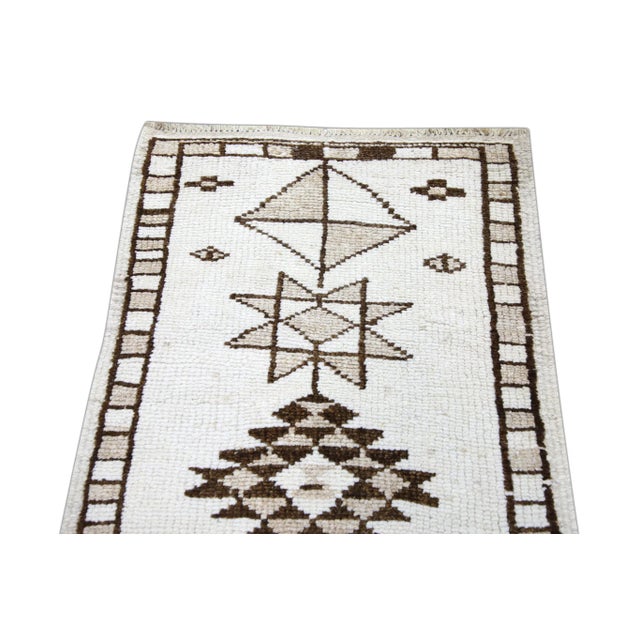 Contemporary 1960s White & Brown Geometric Design Vintage Turkish Runner 2'9" X 12'2" For Sale - Image 3 of 6