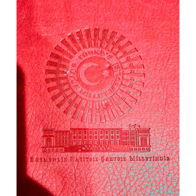 Ceramic Handmade Turkish Yıldız Porcelain Plate – Floral Embossed Design, TBMM Milli Saraylar Edition (2010) For Sale - Image 7 of 9