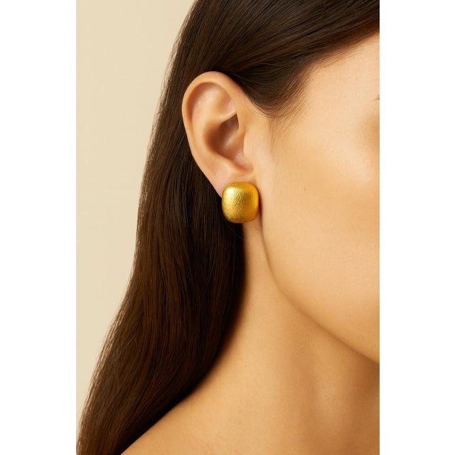 This authentic vintage pair of Tiffany & Co. earrings from the 1980s is crafted in solid 18k yellow gold and features a...