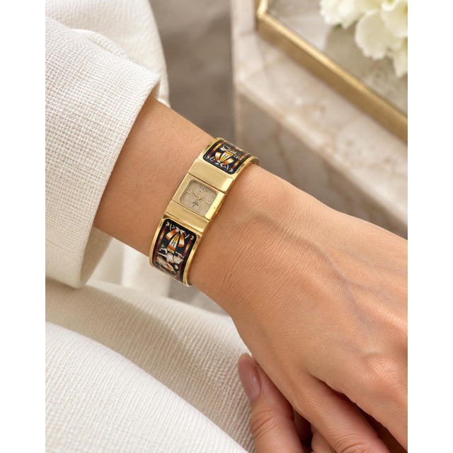Enhance your collection with this striking Hermès watch, a fusion of artistry and luxury. The timepiece features a gold-...