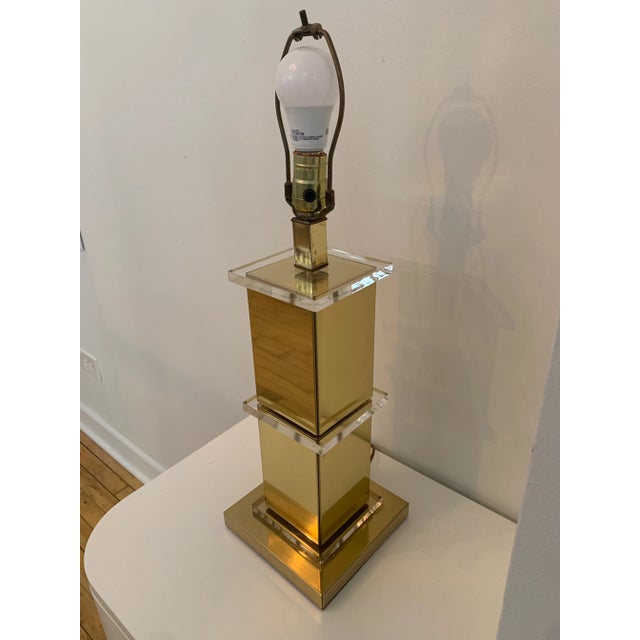 Mid-Century Modern Brass and Lucite Stacked Table Lamp Late 20th Century For Sale - Image 3 of 7