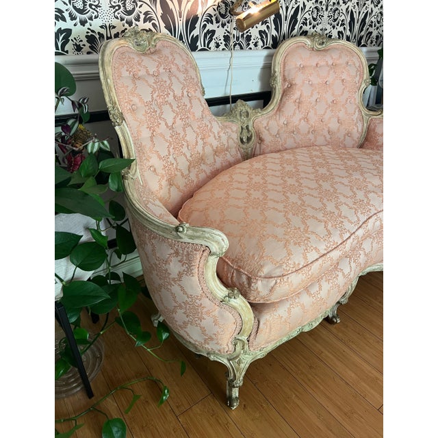1970s 1970s Vintage French Boudoir Style Pink Cushioned Settee With White Wooden Detailed Frame For Sale - Image 5 of 6