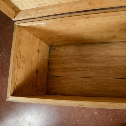 Tan Rectangular Trunk in Wood and Metal For Sale - Image 8 of 9