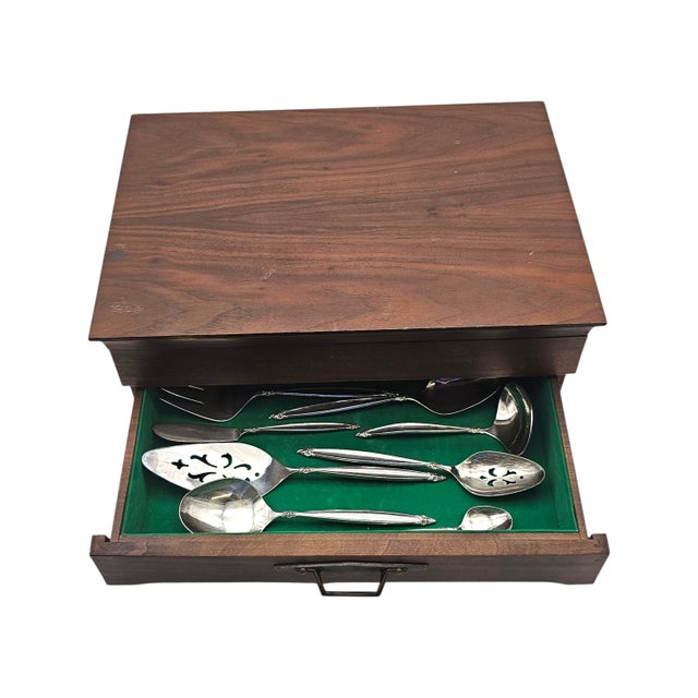 1847 Rogers Bros Garland Silverplate Flatware Service — 80pc With Wood Chest For Sale - Image 4 of 13