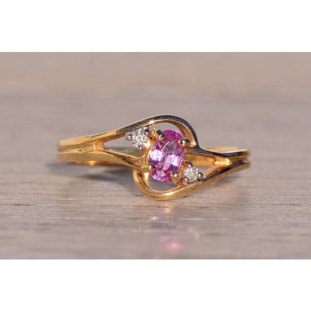 Cinco Calle: Pink Sapphire and Natural Diamond Ring in Yellow Gold For Sale - Image 4 of 11