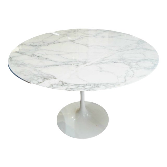 Table by Eero Saarinen for Knoll International For Sale