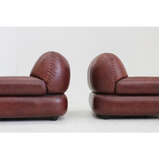 1970s Set Vintage Italian Burgundy Lounge Chairs by Sapporo for Mobil Girgi, 1970s, Set of 2 For Sale - Image 5 of 11
