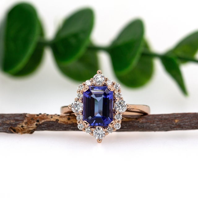 Modern 1.62ct Tanzanite & Diamond Ring in Solid 14k Gold – Emerald Cut 8×6mm For Sale - Image 3 of 7
