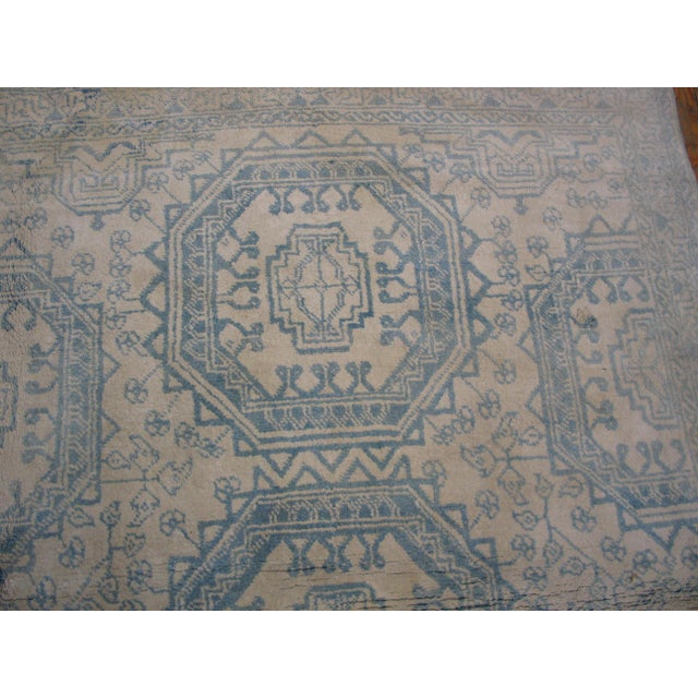 Early 20th Century 1920s White Blue Hexagonal Antique Indian Agra Cotton Rug 4' X 6'8" Handknotted Wool Carpet For Sale - Image 5 of 6