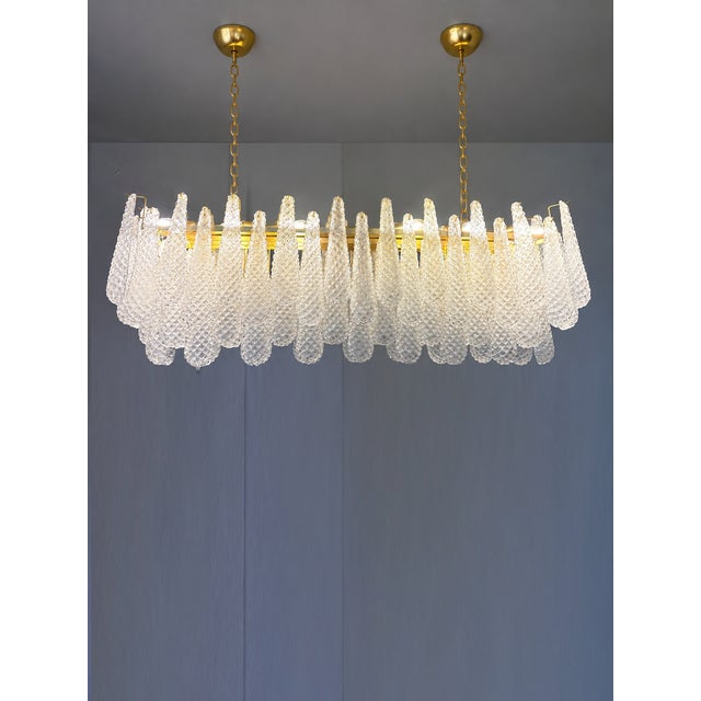 Mid-Century Modern Contemporary Clear “Conchiglie” Murano Glass Rectangular Gold Chandelier by Simoeng For Sale - Image 3 of 5
