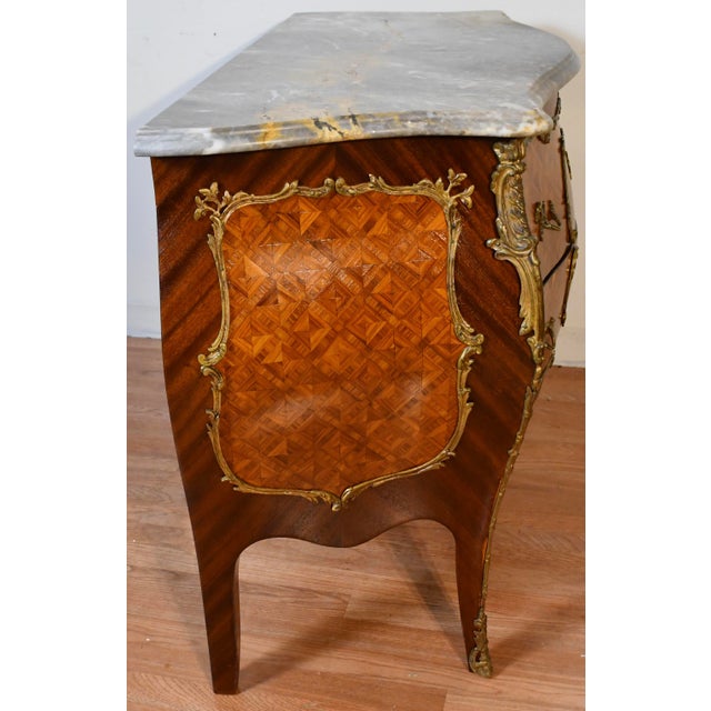 French 1930s French Louis XV Walnut & Marble Top Commode / Dresser / Chest of Drawers For Sale - Image 3 of 17