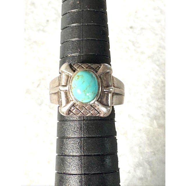 Wonderful turquoise and sterling silver ring. Lattice design.
