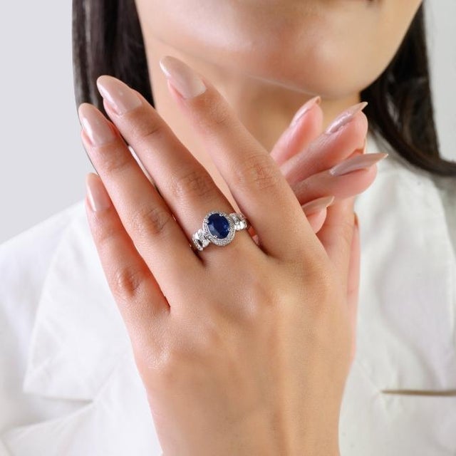 1.33Ct Vivid Blue Sapphire & Diamond Halo Vintage Cluster Ring in 14k Gold Size 7 For Sale In New York - Image 6 of 14