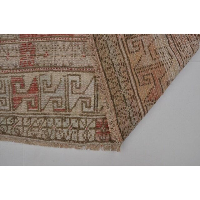 Tan 1950s Bold Medallion Wabi-Sabi Turkish Runner For Sale - Image 8 of 10