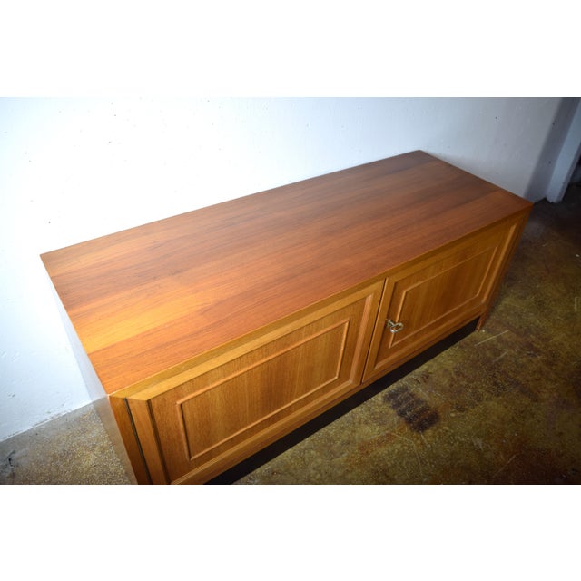 Vintage Chest of Drawers in Walnut, 1960s For Sale - Image 4 of 8