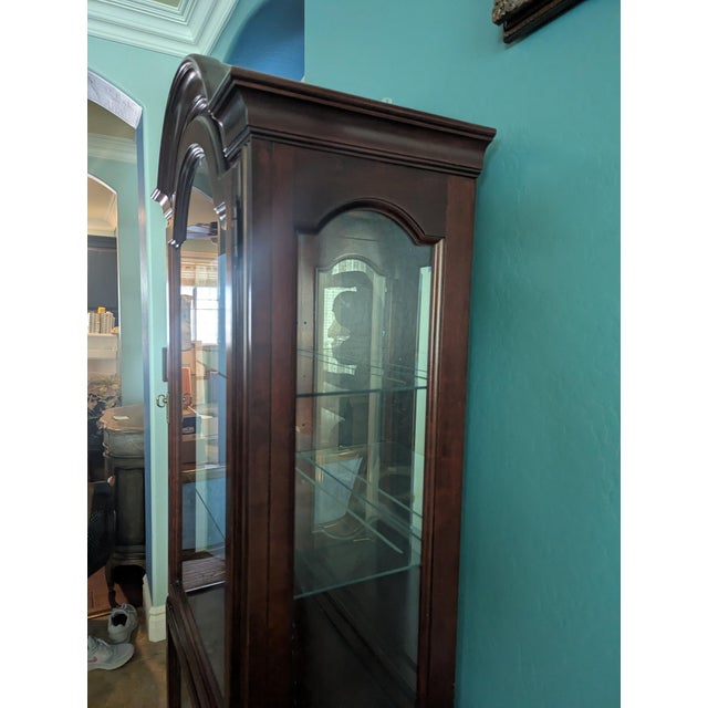 Queen Anne 1980s Jasper Cabinet Company Cherry Curio Display Cabinet For Sale - Image 4 of 14