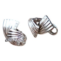 18 Karat White Gold Earrings with Reliefs and Diamonds, Set of 2 For Sale