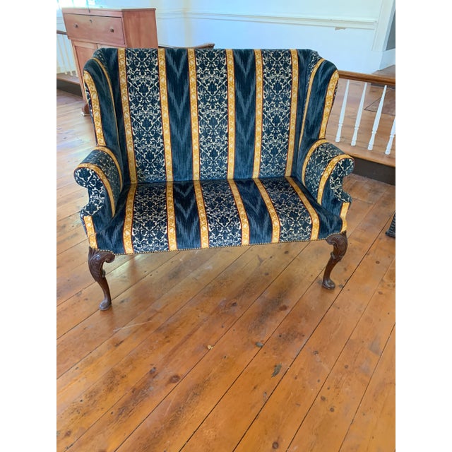 Wood 18th Century George II Mahogany Settee on Four Carved Cabriole Legs Ending in Pad Feet For Sale - Image 7 of 7