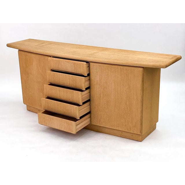 A finely designed Danish credenza / case storage piece. The credenza is well made and well proportioned with teak wood...