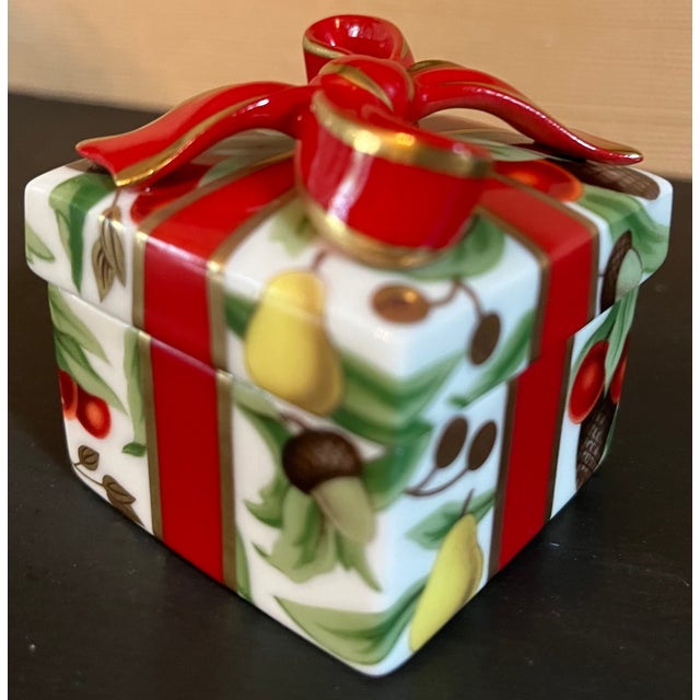 1990s Tiffany & Co. "Tiffany Holiday" Porcelain Gift Box Trinket Box For Sale - Image 10 of 12