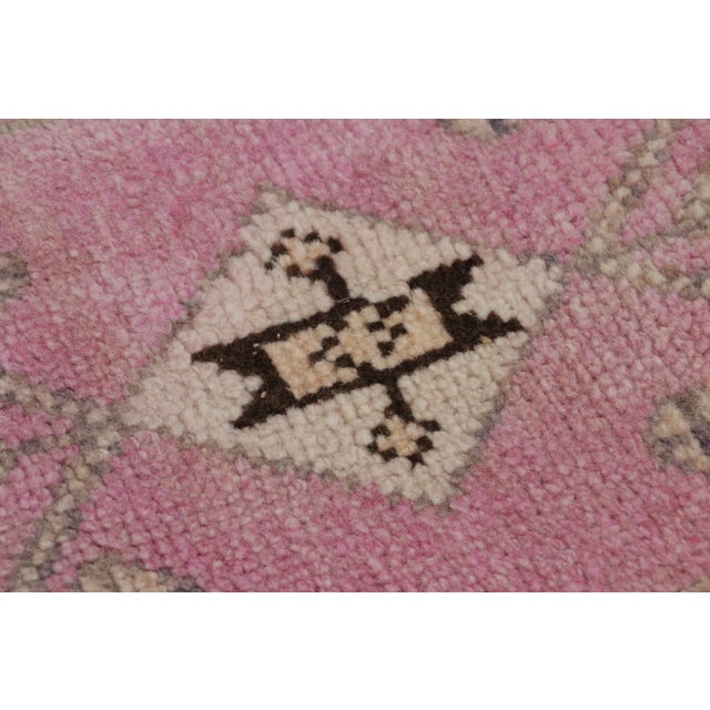 Traditional Vintage Turkish Gift-Sized Rug With Pink & Brown Geometric Medallion - Rug & Kilim For Sale - Image 3 of 4