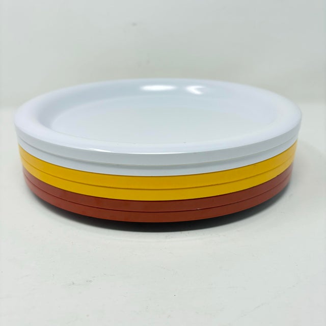 Vintage 1960s–70s Ingrid Ltd. Chicago Melamine Dinner Plates – Set of 6 in Orange, Yellow & White For Sale - Image 4 of 5