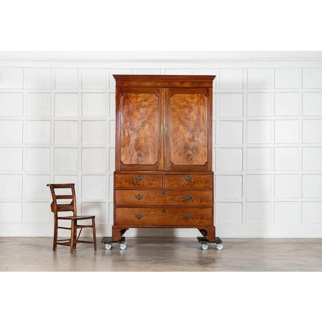 English George III Walnut Linen Press, 1800 For Sale - Image 4 of 16