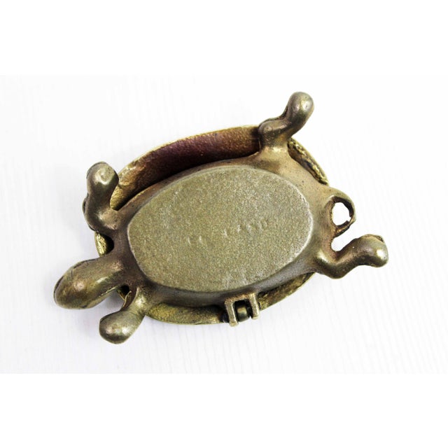 Empty pocket or "turtle" ashtray in brass from the 60s. A classic of interior decoration, these ashtrays or empty pockets...