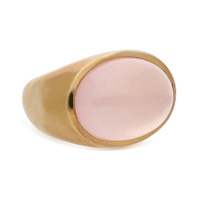 Contemporary 16 Carat Oval Pink Quartz Cabochon 14k Yellow Gold Vintage Dome Bold Signet Ring, Size 7 For Sale - Image 3 of 6