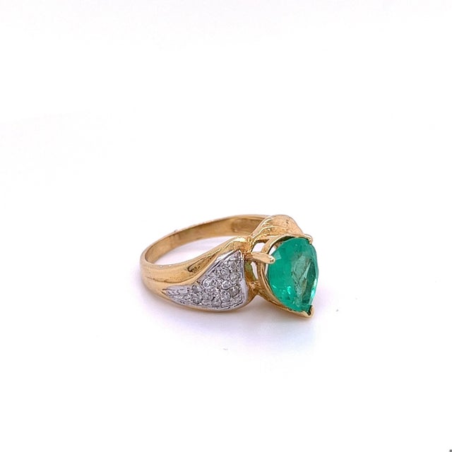 Pear Shape Colombian Emerald and Diamond Ring in 14k Yellow Gold, Size 6 For Sale - Image 4 of 6