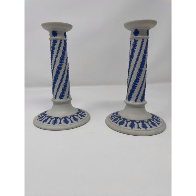French Country Antique c.1876 Wedgwood White Jasperware Candlesticks - Pair of Rare White Columns With Cobalt Blue Spiral Twist Relief For Sale - Image 3 of 12