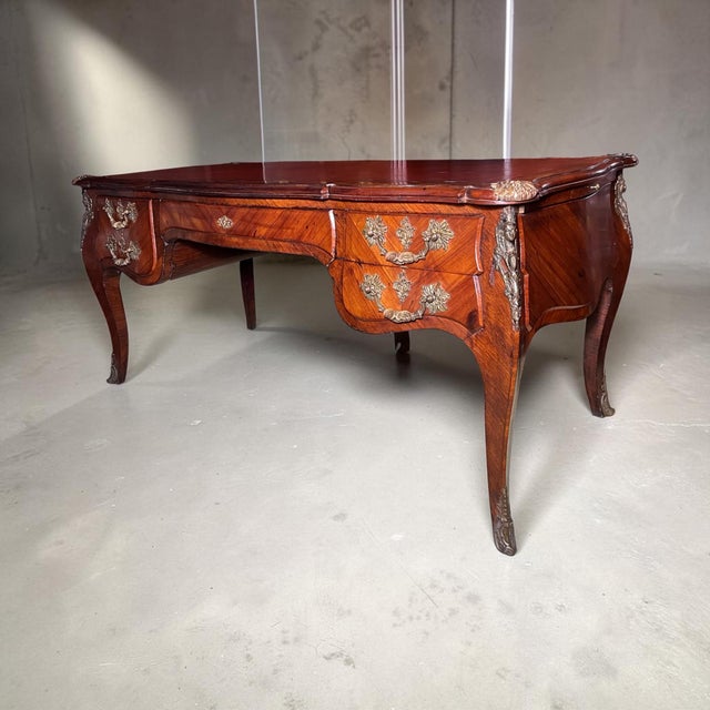19th-Century French Louis XV Kingwood Bureau Plat With Leather Top and Bronze Mounts For Sale - Image 13 of 18