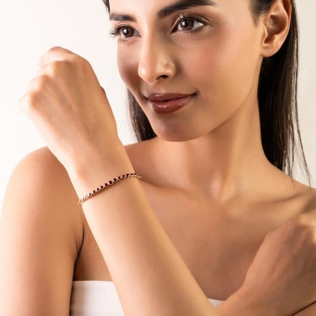 Bezel Set 1.16 Ct Round Ruby Pperclip Chain Contemporary Bracelet in 18k Yellow Gold For Sale - Image 4 of 14