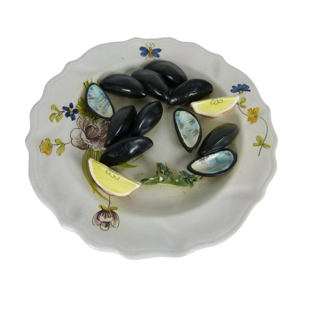 Mid-Century Italian Trompe L’Oeil Hand Painted Wall Plate by Peasant Village | Mussels & Lemon Wedges | Majolica For Sale In Atlanta - Image 6 of 11
