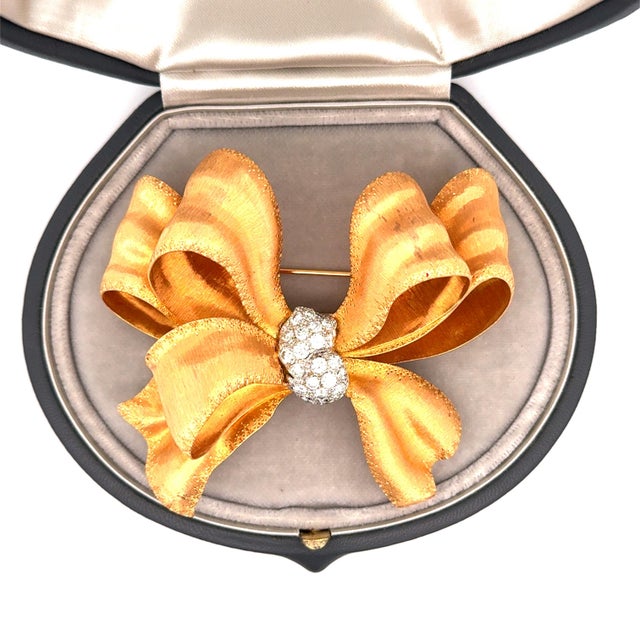 Buccellati Diamond 18k Gold Ribbon-Bow Brooch For Sale - Image 9 of 10