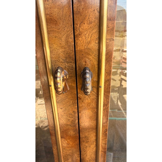 Late 20th Century Mastercraft Illuminated Burlwood Arched Display Cabinet Vitrine With Brass Trim, Attributed For Sale - Image 9 of 16
