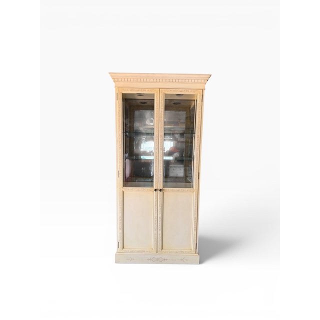 Neoclassical 1980s John Widdicomb Neoclassical Lighted Display Cabinet in Cream Finish For Sale - Image 3 of 14