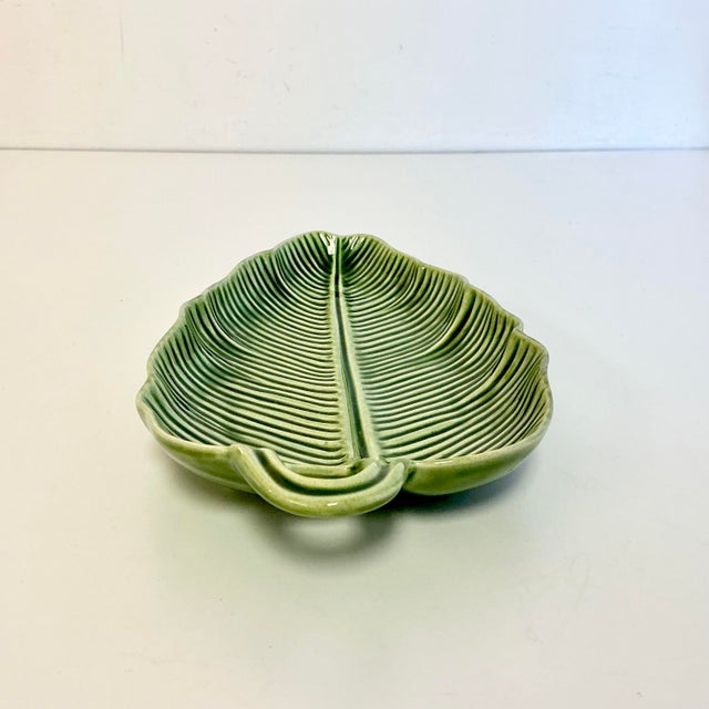 1990s Vintage Boho Chic Portuguese Bordallo Pinheiro Trompe L’Oeil Banana Leaf Serving Dish For Sale - Image 9 of 16