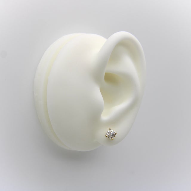 1990s 18k Gold 0.90 Carat Old European Cut Diamond Stud Earrings, A Pair For Sale In Los Angeles - Image 6 of 7