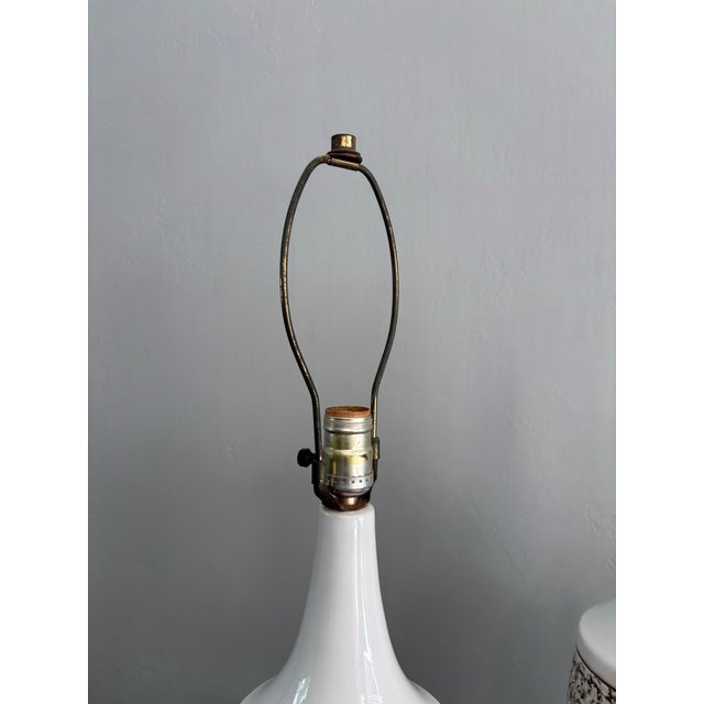 1960s Vintage Mid-Century Modern Ceramic Table Lamps, White Glaze With Gilt Accents – Pair For Sale - Image 5 of 7