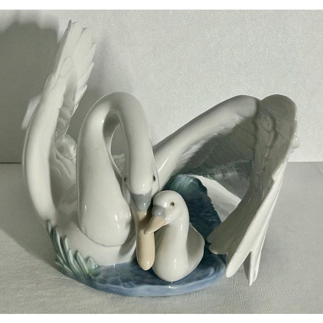 Vintage (2000's) Lladro Swan & Baby Fiqurine. Made of Porcelain. The Measurements: 12"L x 10"D x 6"H Flat Rate Shipping $20