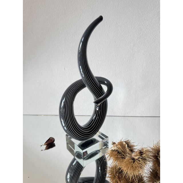 Postmodern Black and White Murano Glass Ribbon Sculpture on Crystal Base by Renato Anatra, Italy, 1980s For Sale - Image 3 of 18