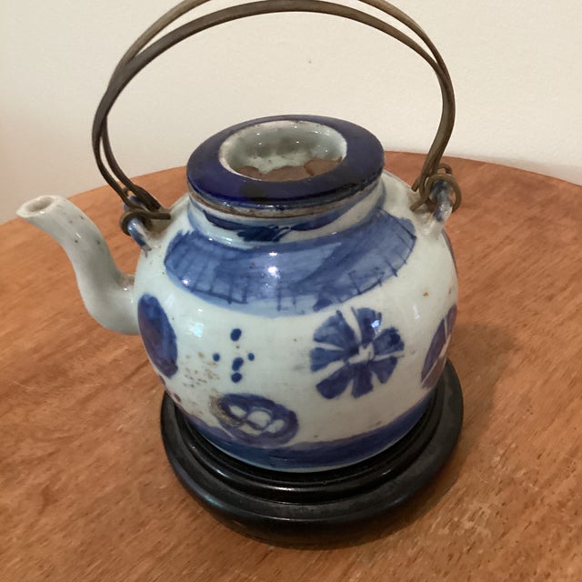 Antique Chinese Blue & White Porcelain Glazed Teapot W/Wire Bail Handles Surguch Stamp Wood Base For Sale - Image 11 of 12