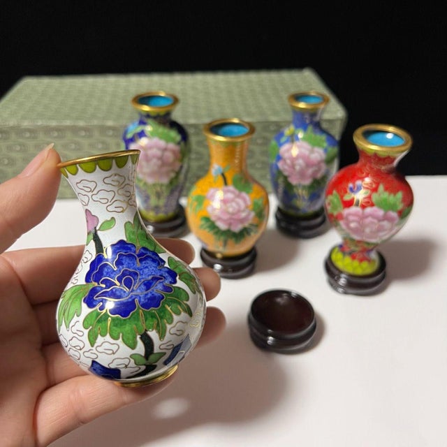 Set of 5 Miniature Chinese Cloisonné Vases | Floral Motif With Wood Stands & Box For Sale - Image 4 of 15