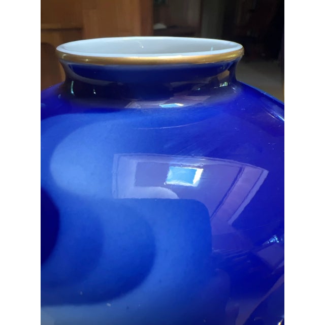 Chinese Pair of Cobalt Blue Jingdezhen Porcelain Vases With Matching Ashtray – Mid-20th Century Chinese Export For Sale - Image 3 of 5