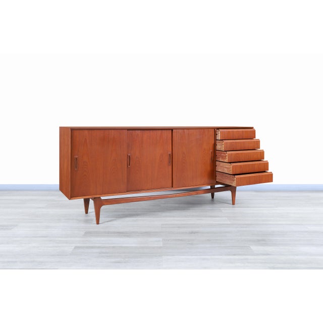 1960s Danish Modern Teak Credenza For Sale - Image 4 of 13