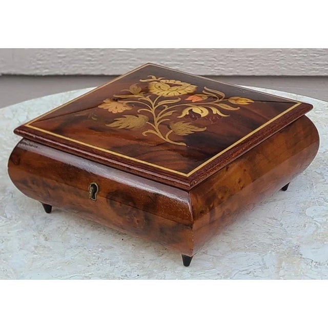 Vintage Sorrento Italian Marquetry Inlay Music Box - Torna a Surriento For Sale - Image 13 of 13