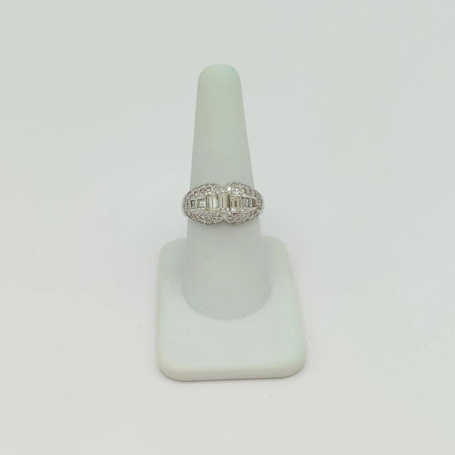 White Diamond Baguette and Round Ring in 18K White Gold, size 8 For Sale In Los Angeles - Image 6 of 7