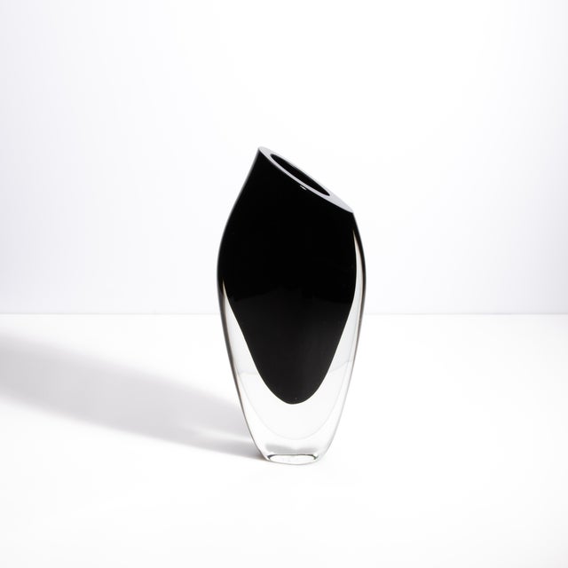 This elegant Murano glass vase embodies the sophistication and timeless artistry of Venetian glassmakers. Its deep black...